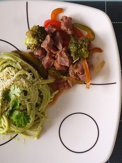Una foto de Lomo en verduras con spaghetti en salsa de cilantro