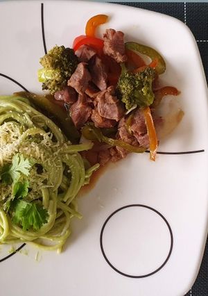 Una foto de Lomo en verduras con spaghetti en salsa de cilantro
