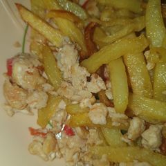 A picture of Chips and egg sauce.