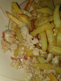 A picture of Chips and egg sauce.