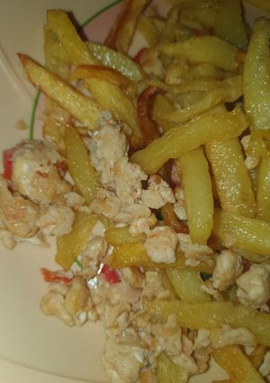 A picture of Chips and egg sauce.