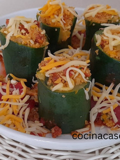 Una foto de Calabacines rellenos de chorizo