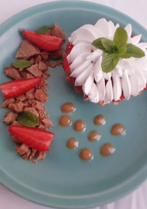 Una foto de Tarta de crema pastelera y culis de chicozapote