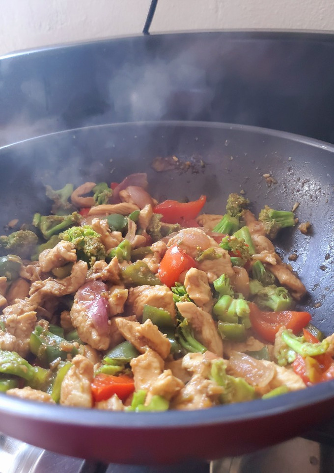Una foto de Pollo salteado con vegetales 🥗🐥