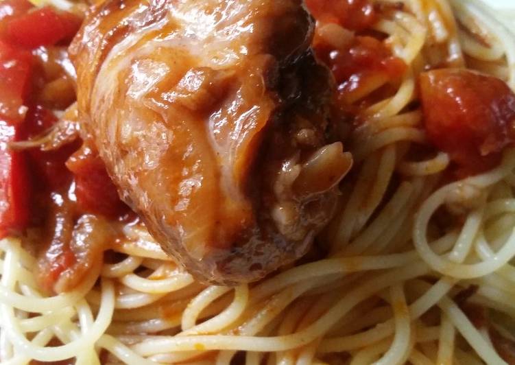 Spaghetti mit Hähnchen-Tomaten-Paprikasauce