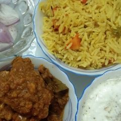 A picture of Lunch Box Dry Chicken Curry With Vegetables Birayani.