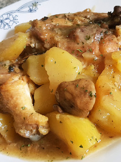 Una foto de Estofado de Pollo con Champiñones y Patatas