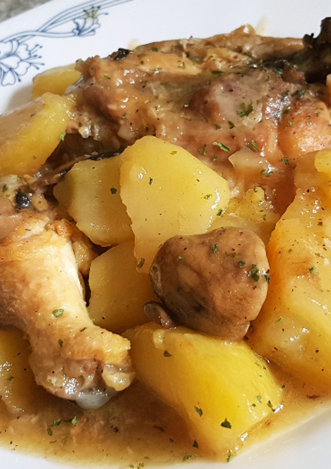 Una foto de Estofado de Pollo con Champiñones y Patatas