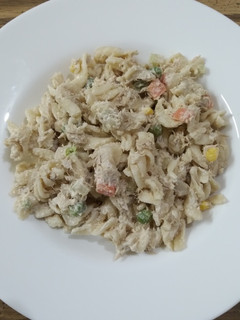 Una foto de Pasta tornillo con atún y verduras en frío