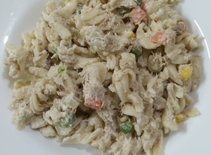 Una foto de Pasta tornillo con atún y verduras en frío