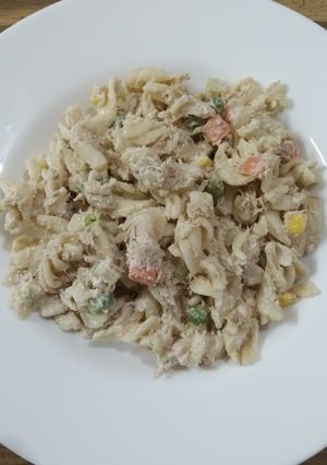 Una foto de Pasta tornillo con atún y verduras en frío