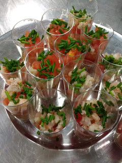Una foto de Cóctel de gambas con tomatitos