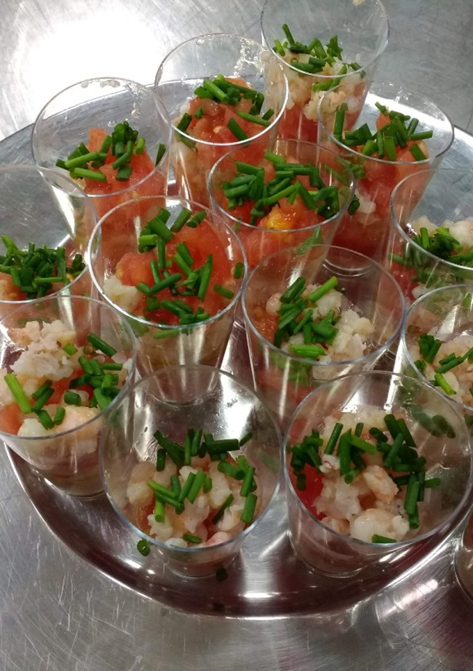 Una foto de Cóctel de gambas con tomatitos