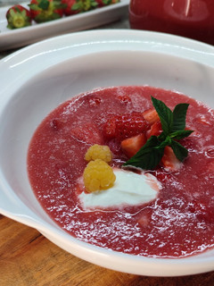 Una foto de Gazpacho de sandía. Sopa fría de sandía con fresas