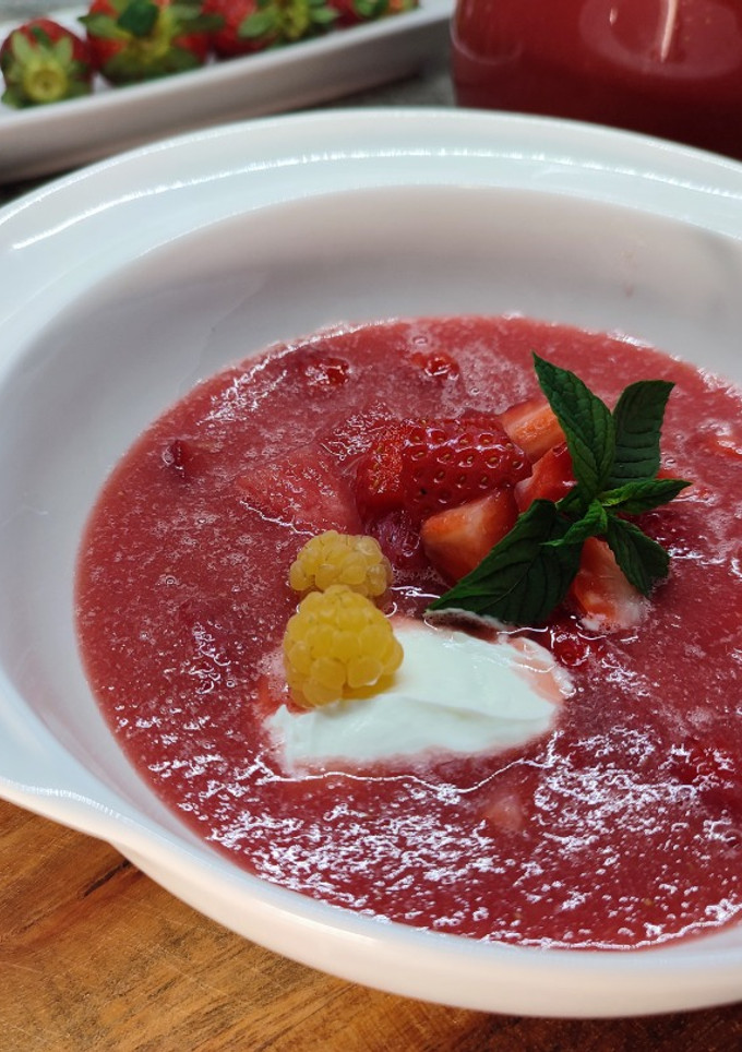 Una foto de Gazpacho de sandía. Sopa fría de sandía con fresas