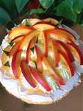 Pavlova cake con pesche noci, crema di limone e panna