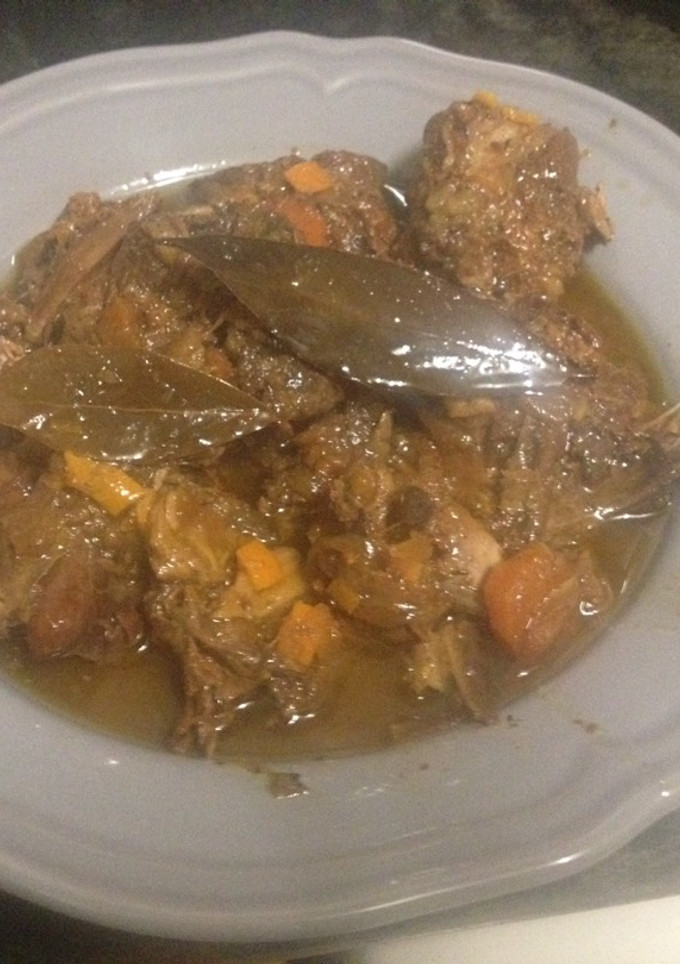 Una foto de Conejo en escabeche con verduras y frutos dulces