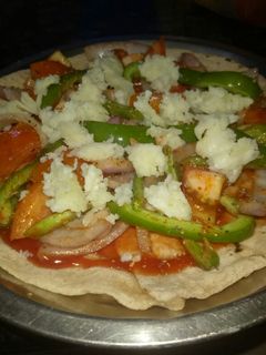 रोटी पिज़्ज़ा (roti pizza recipe in Hindi) रेसिपी मुख्य फोटो