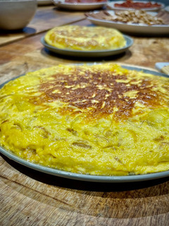 Una foto de Tortilla de patata en Airfryer y sartén con cebolla caramelizada