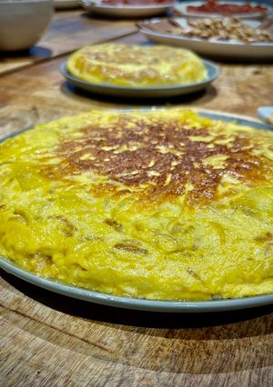 Foto principal de Tortilla de patata en Airfryer y sartén con cebolla caramelizada