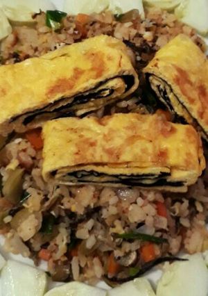 Hình của món Cơm rang thập cẩm + trứng cuộn rong biển.