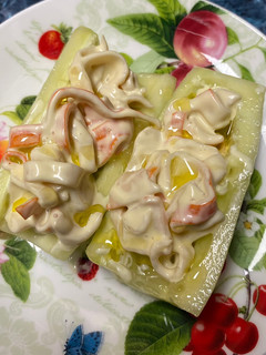 Una foto de Pepinos rellenos de surimi