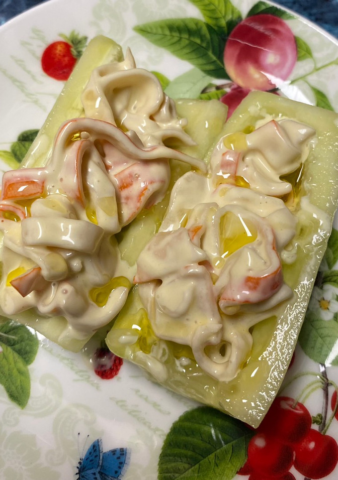 Una foto de Pepinos rellenos de surimi