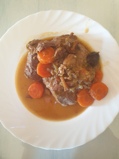 Una foto de Carrilladas de cerdo con setas, almendras y caldo de huesos