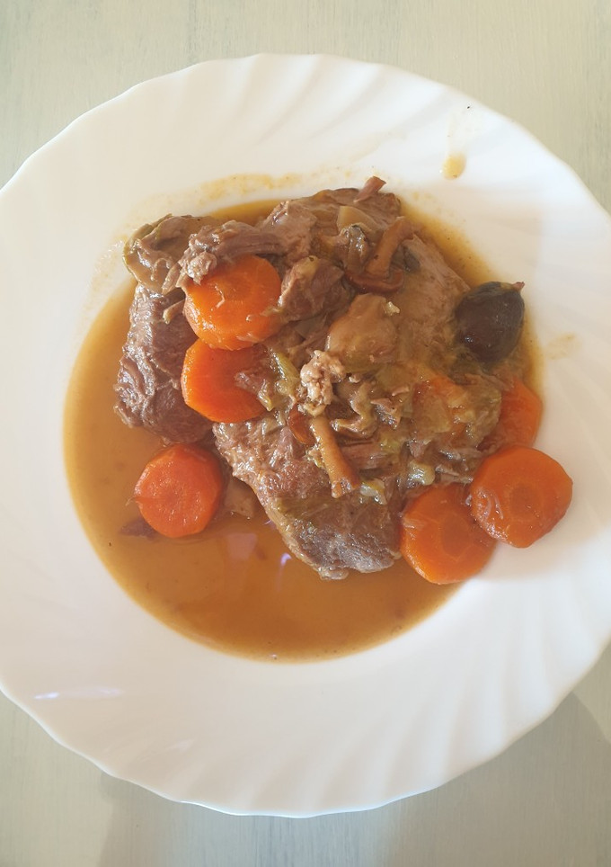Una foto de Carrilladas de cerdo con setas, almendras y caldo de huesos