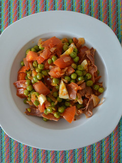 Una foto de Guisantes con jamón, tomate y huevo cocido