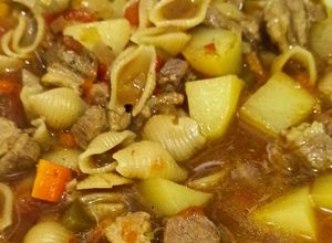 Una foto de Guiso de carne de cerdo 🐷 con caracolitos en olla de hierro 🍲