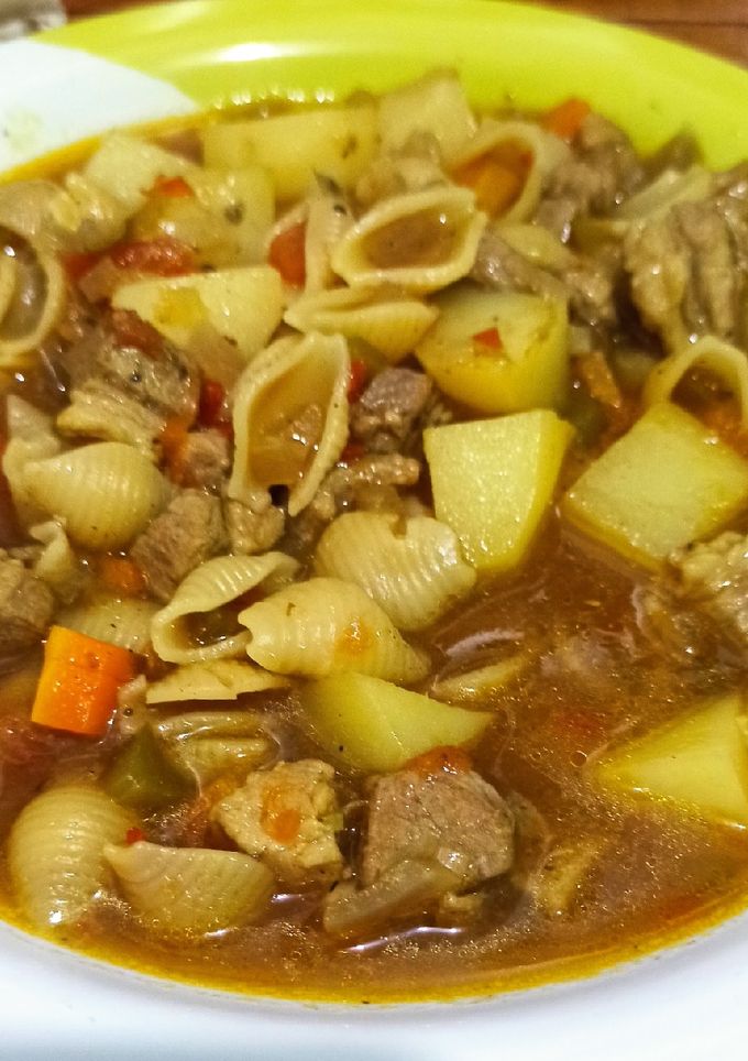 Una foto de Guiso de carne de cerdo 🐷 con caracolitos en olla de hierro 🍲