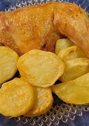 Una foto de Pollo al horno con papas