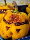 Pimientos rellenos de pollo y arroz negro, especial Halloween