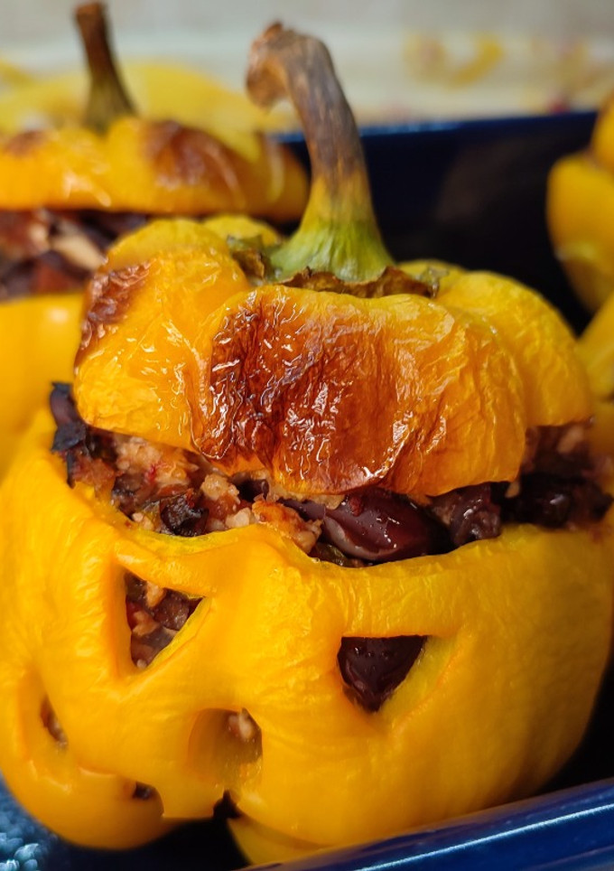 Una foto de Pimientos rellenos de pollo y arroz negro, especial Halloween
