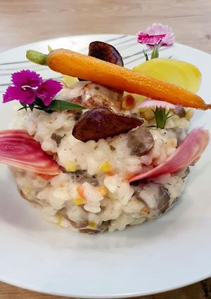 Une photo de Risotto aux Ris de Veau forestier Carottes rôties Pickles de légumes et Chips de Vitelotte