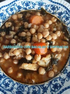 Una foto de ☆ Potaje de garbanzos con bacalao y espinacas