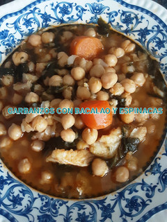 Una foto de ☆ Potaje de garbanzos con bacalao y espinacas