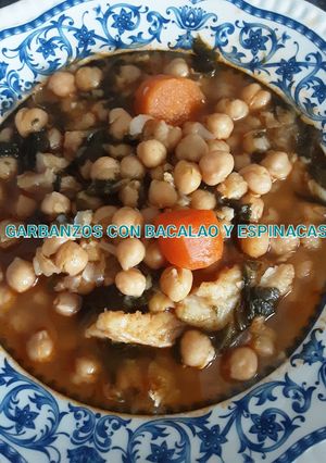 Una foto de ☆ Potaje de garbanzos con bacalao y espinacas