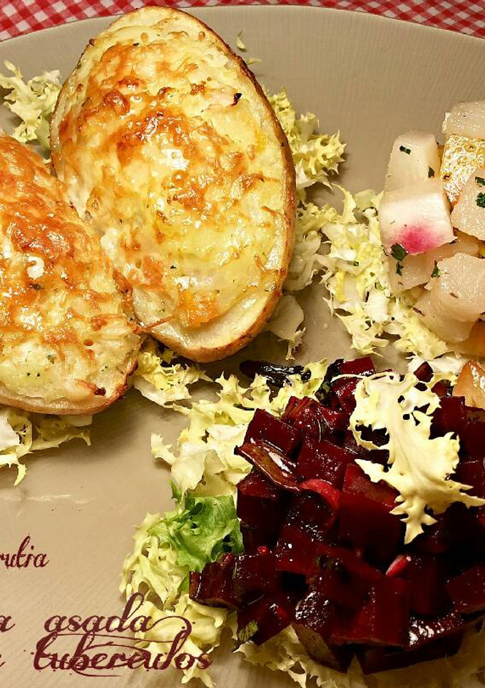 Una foto de Patata asada rellena de tubérculos