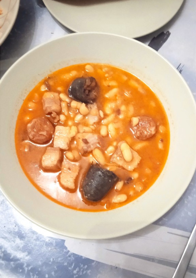 Una foto de Fabada Asturiana