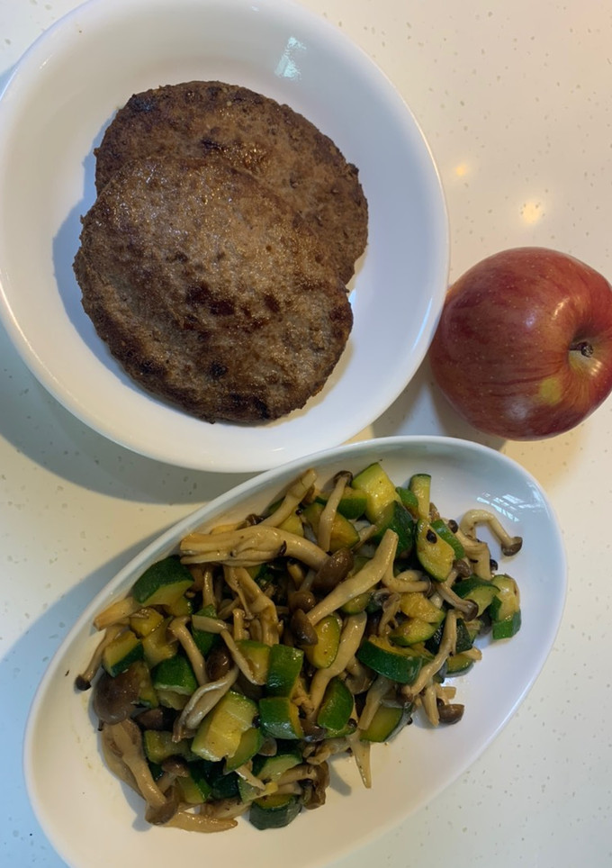 上班族簡易餐食（漢堡+蔬果） 的食譜成品照片