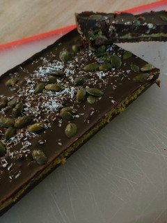 Una foto de Turrón de chocolate negro 85% y pistachos