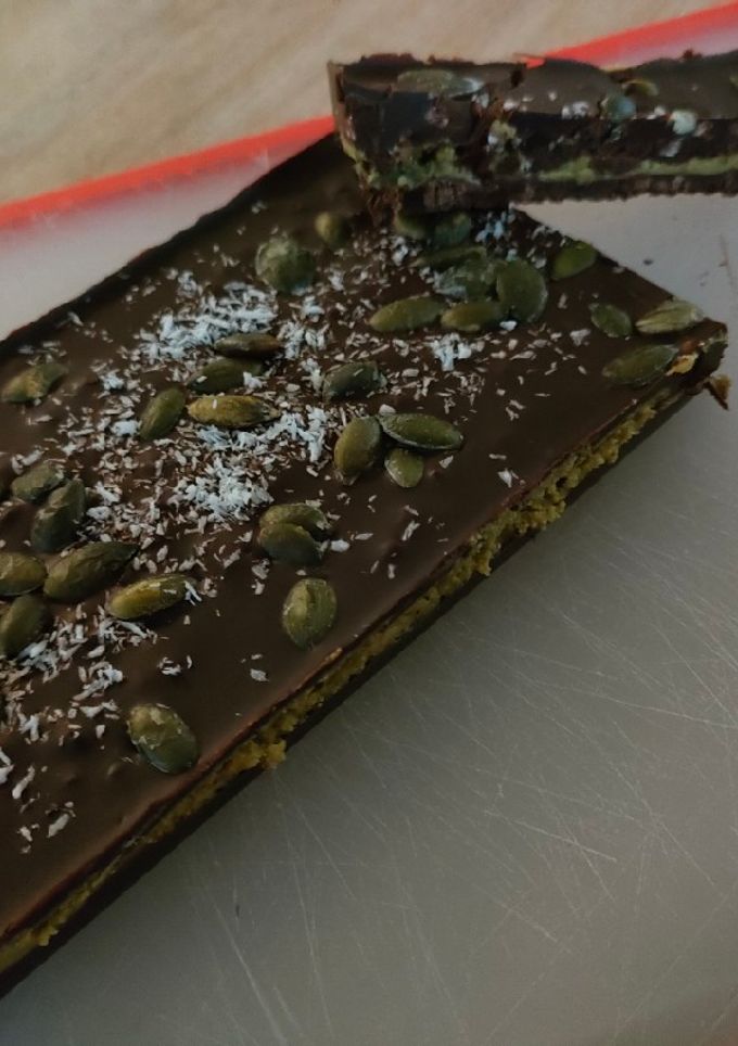 Una foto de Turrón de chocolate negro 85% y pistachos