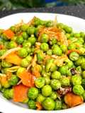 Guisantes con tomate y cebolla en la freidora de aire (Airfryer)