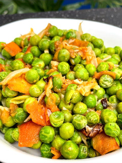 Una foto de Guisantes con tomate y cebolla en la freidora de aire (Airfryer)