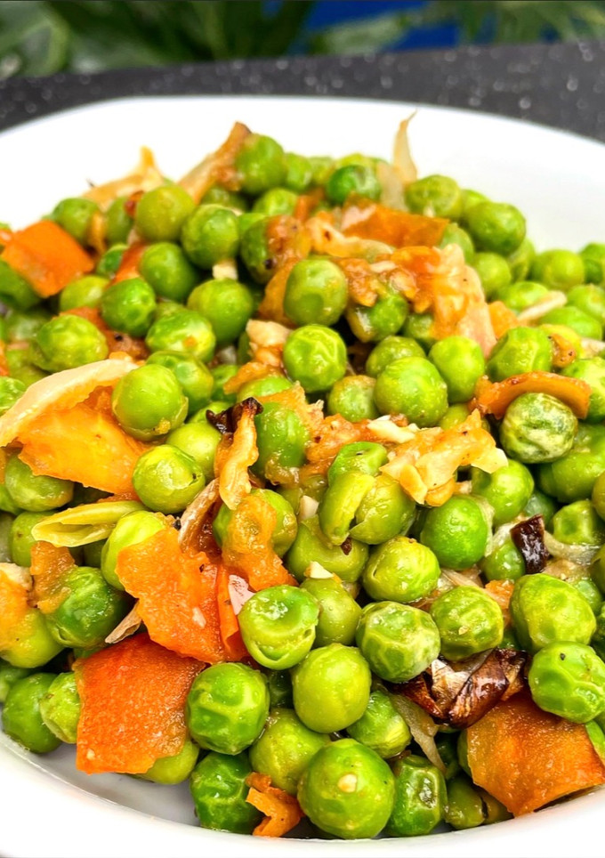 Una foto de Guisantes con tomate y cebolla en la freidora de aire (Airfryer)
