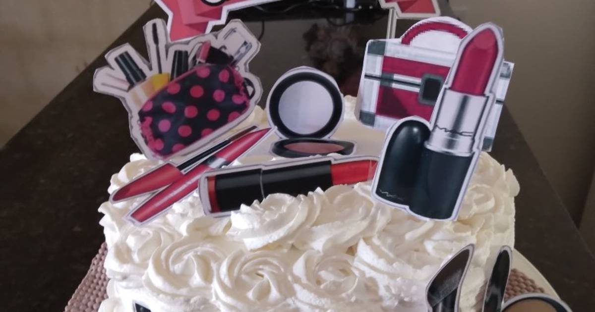 Bolo makeup  Bolos de aniversário de maquiagem, Decoracao de bolo simples,  Bolos de aniversário