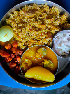 காரசார ஈஸியா ன அரைச்சு விட்ட மட்டன்பிரியாணி.சிக்கன் சில்லி தால்சா(Mutton biryani recipe in tamil) செய்முறை முக்கிய புகைப்படம்