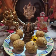 A picture of Rava Besan ladoo.